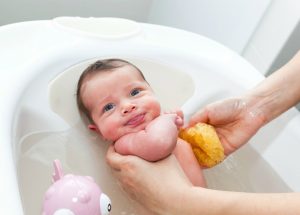 الاستحمام الاول لطفلك حديث الولادة و العناية به