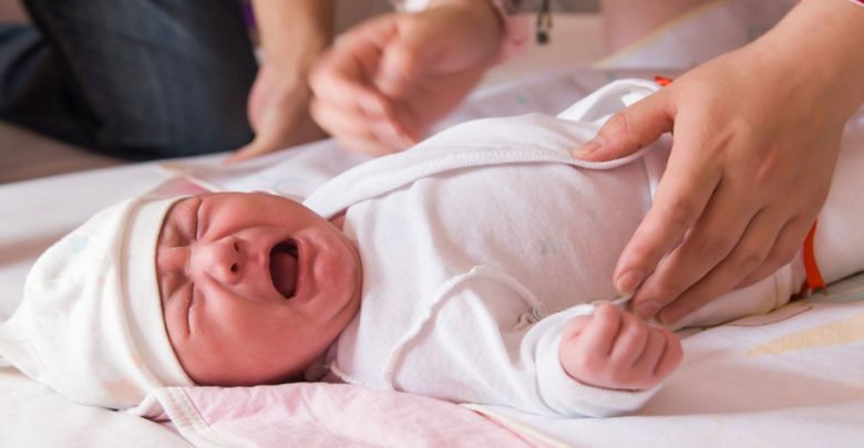 اسباب اصابة الطفل الرضيع بالغازات التى تسبب مغص البطن والبكاء