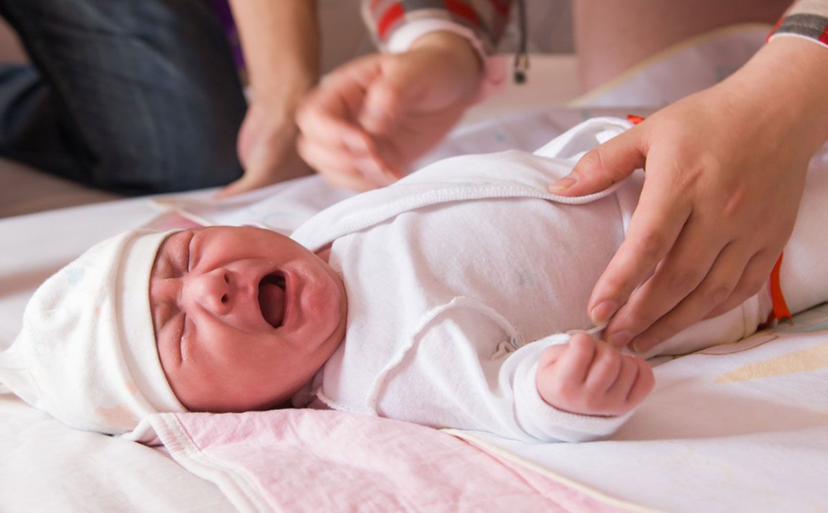 اسباب اصابة الطفل الرضيع بالغازات التى تسبب مغص البطن والبكاء