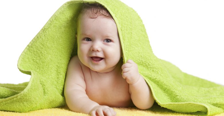 طريقة تنظيف الطفل الرضيع بالتفصيل من الالف الى الياء