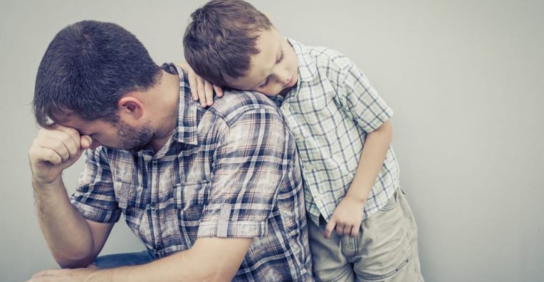 اصابة الأب بالضغط النفسي يسبب عدوى الاكتئاب لاطفاله