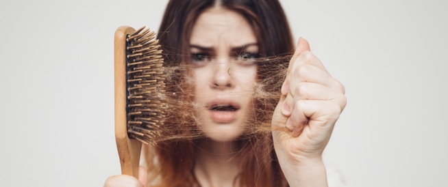 افضل فيتامينات لحل مشاكل الشعر التي يعاني منها النساء والرجال كضعف وتساقط الشعر