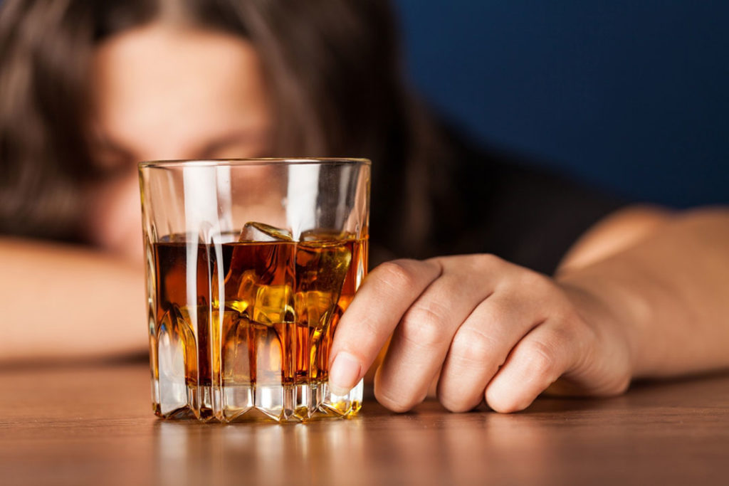 تأثير الكحوليات علي الكبد وما هي اعراض الكبد الدهني الكحولي وكيفية علاجه ..؟