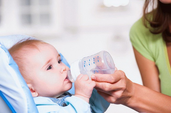 اليكِ أهم اسباب الجفاف عند الرضع وما هي اعراضه ومضاعفاته وكيفية علاجه