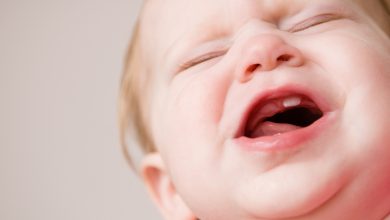 كيفية التعامل مع اعراض تسنين الاطفال الرضع وأفضل طريقة للتخفيف من آلامه