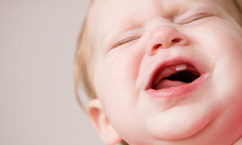 كيفية التعامل مع اعراض تسنين الاطفال الرضع وأفضل طريقة للتخفيف من آلامه