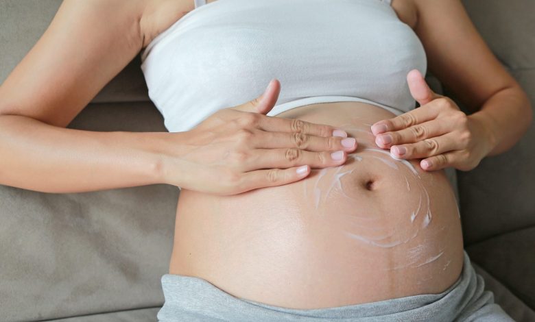 افضل كريم لتقليل ظهور علامات التمدد وتشققات الجلد أثناء الحمل وما بعد الولادة