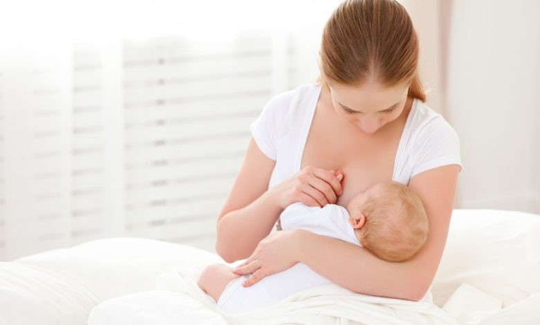 التخلص من تشققات الثدي أثناء الرضاعة الطبيعية وأفضل الطرق الطبيعية للحد من الآلام
