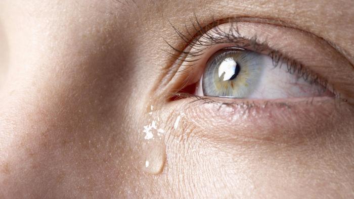 اسباب دموع العين المستمرة وافضل الطرق لعلاجها ونصائح لتجنب تدميع العين