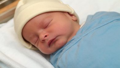 علاج الصفراء عند حديثي الولادة بافضل الطرق الطبيعية والطبية واهم النصائح للتعامل
