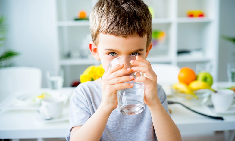 فوائد شرب الماء للاطفال واثر فوائدها علي صحة الاطفال واضرارها - روشتة