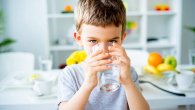 فوائد شرب الماء للاطفال واثر فوائدها علي صحة الاطفال واضرارها